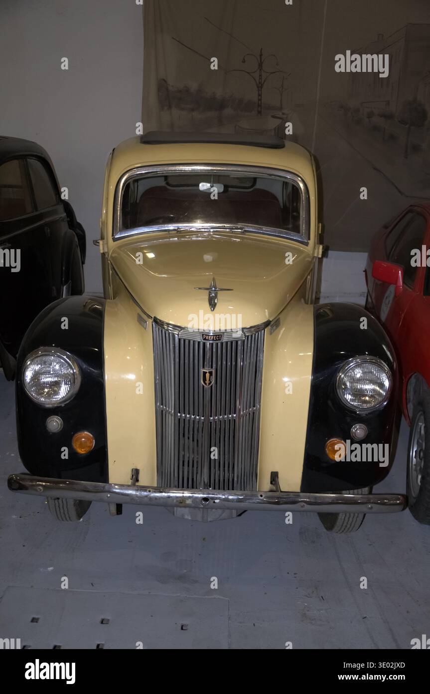 Frontansicht eines klassischen zweifarbigen Creme- und schwarzen Ford Prefect E04A aus den 1940er Jahren, ausgestellt im Belgrader Automobilmuseum. Stockfoto