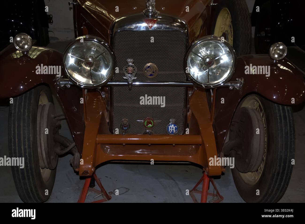 Nahaufnahme des Vintage-Kühlermaskottchens und des Chromgrills eines 1930er-Rover 16 im Belgrader Automobil Museum. Stockfoto
