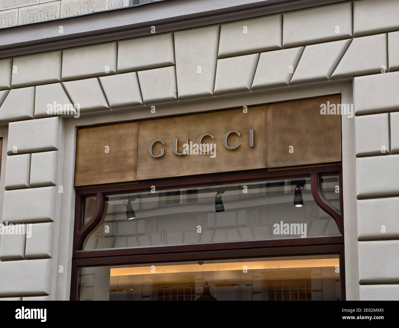 Prag, Tschechische Republik, 10. März 2026 – Außenfassade eines Luxusgeschäfts von Gucci, das die metallischen Schilder der Marke über einem Display zeigt Stockfoto