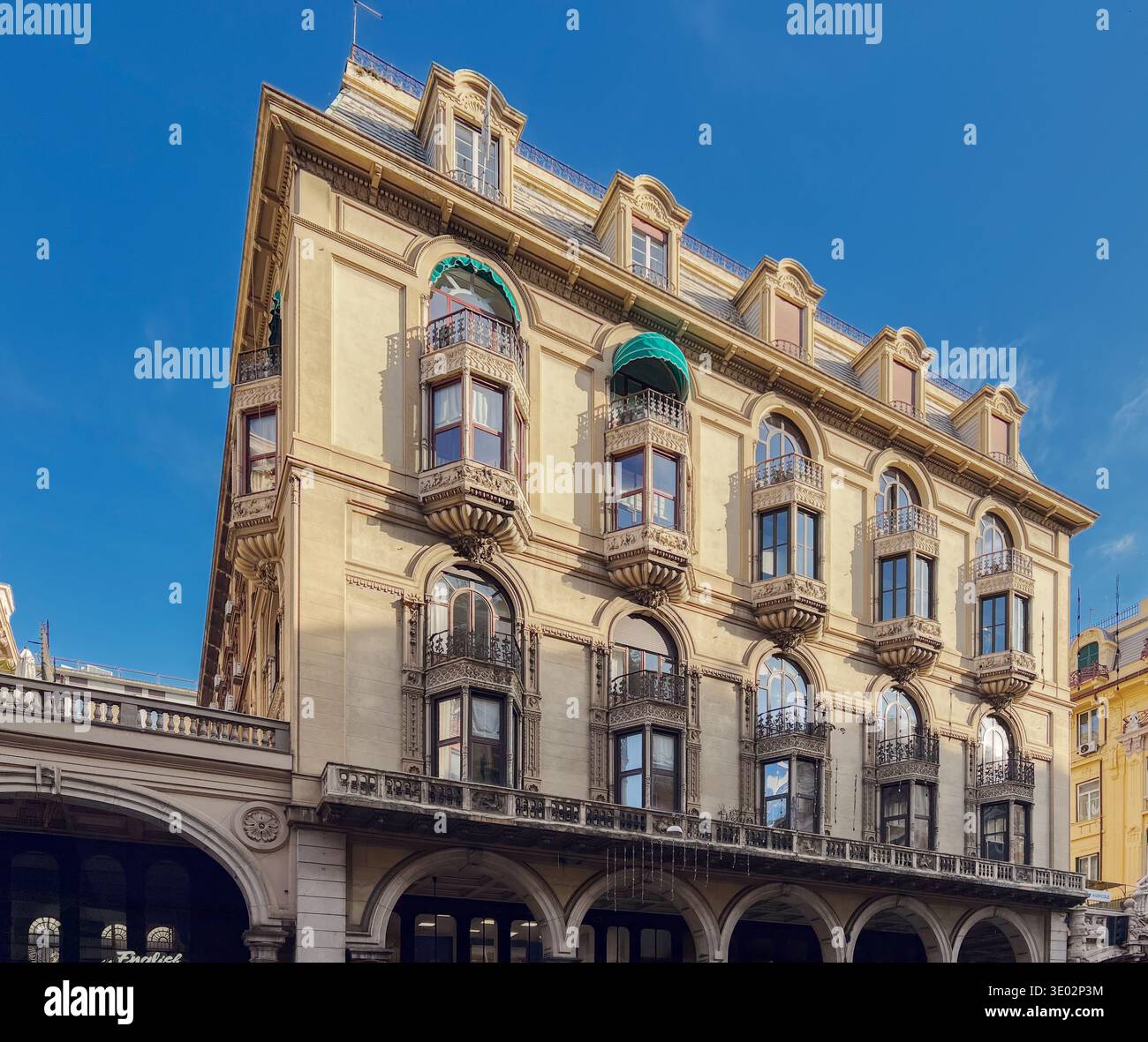 Historisches Jugendstil-Wohngebäude mit Bugfenstern, erbaut im frühen 20. Jahrhundert, an der Via XX Settembre, Genua, Italien Stockfoto