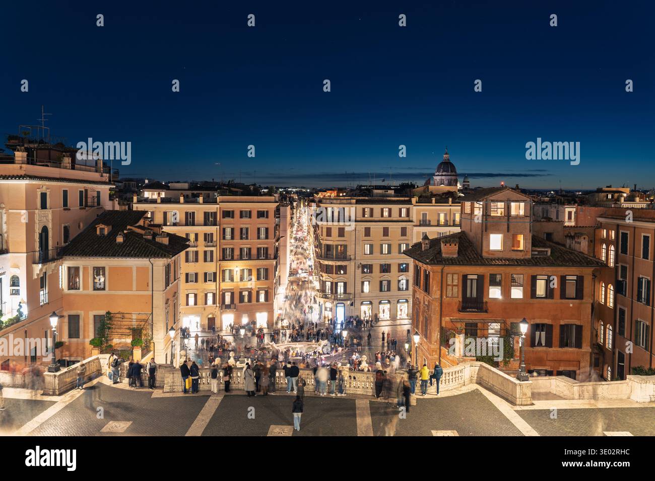 Roma, Italien. 15. Februar 2025, Piazza di Spagna und Spanische Treppe bei Nacht mit verschwommenen Menschen Stockfoto