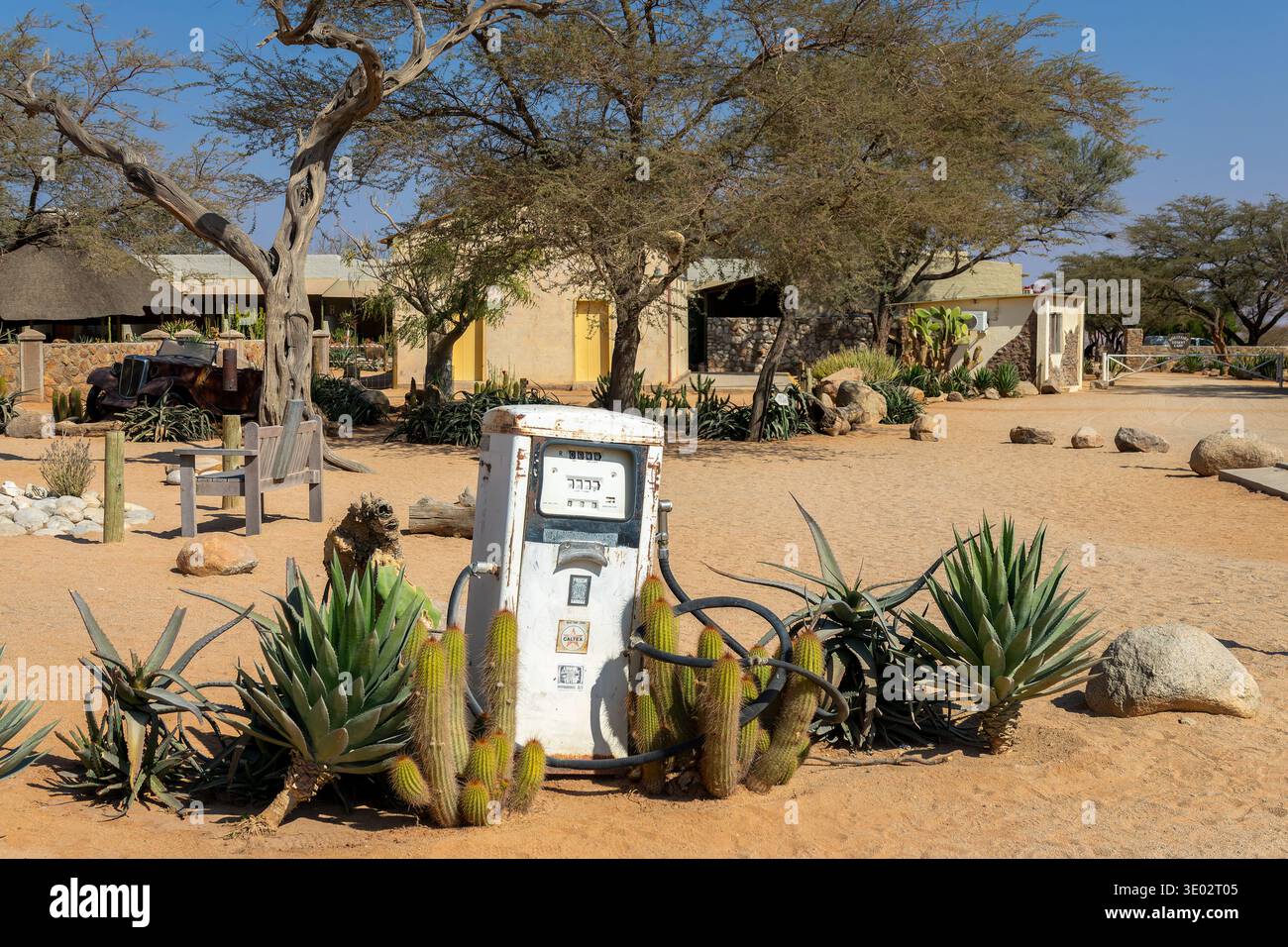 Alte verlassene Gaspumpe in der Wüste in Solitaire, Namibia, Afrika Stockfoto