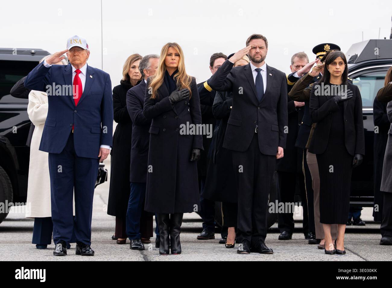 Vizepräsident JD Vance und Second Lady Usha Vance nehmen an der würdevollen Überführung von Überresten von sechs US-Soldaten teil, die bei einem iranischen Drohnenangriff getötet wurden Stockfoto
