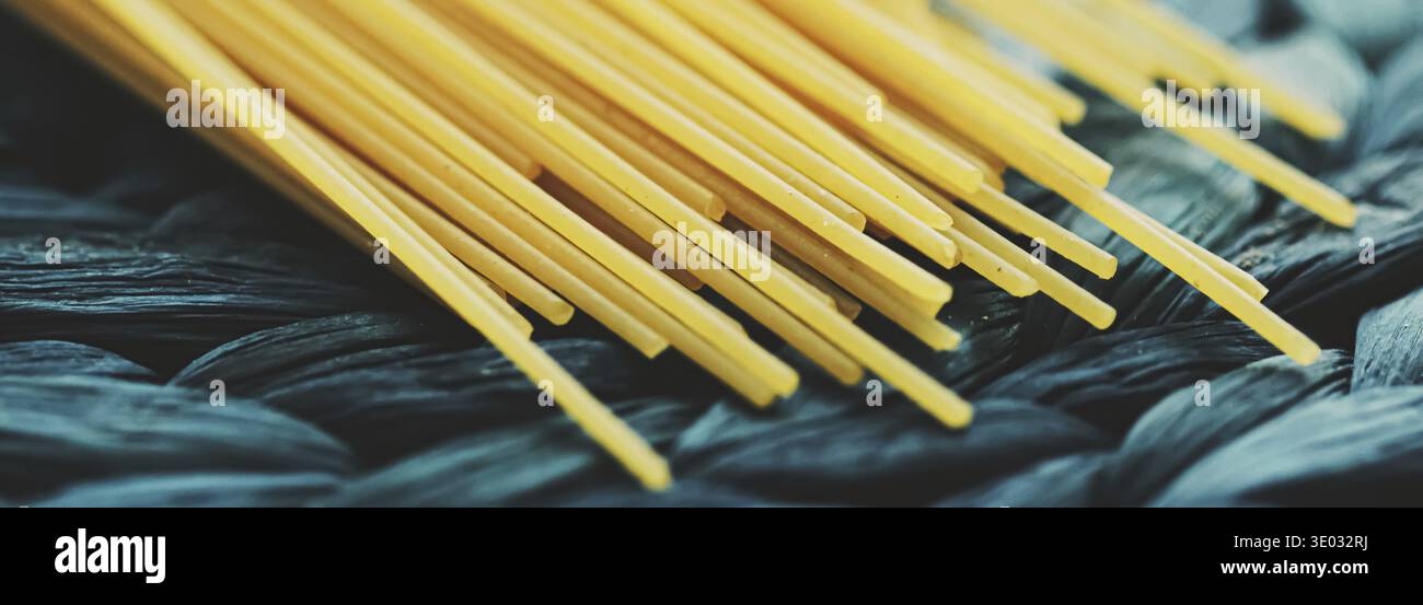 Rohe Vollkornspaghetti, Pasta Bio-Lebensmittel-Konzept Stockfoto