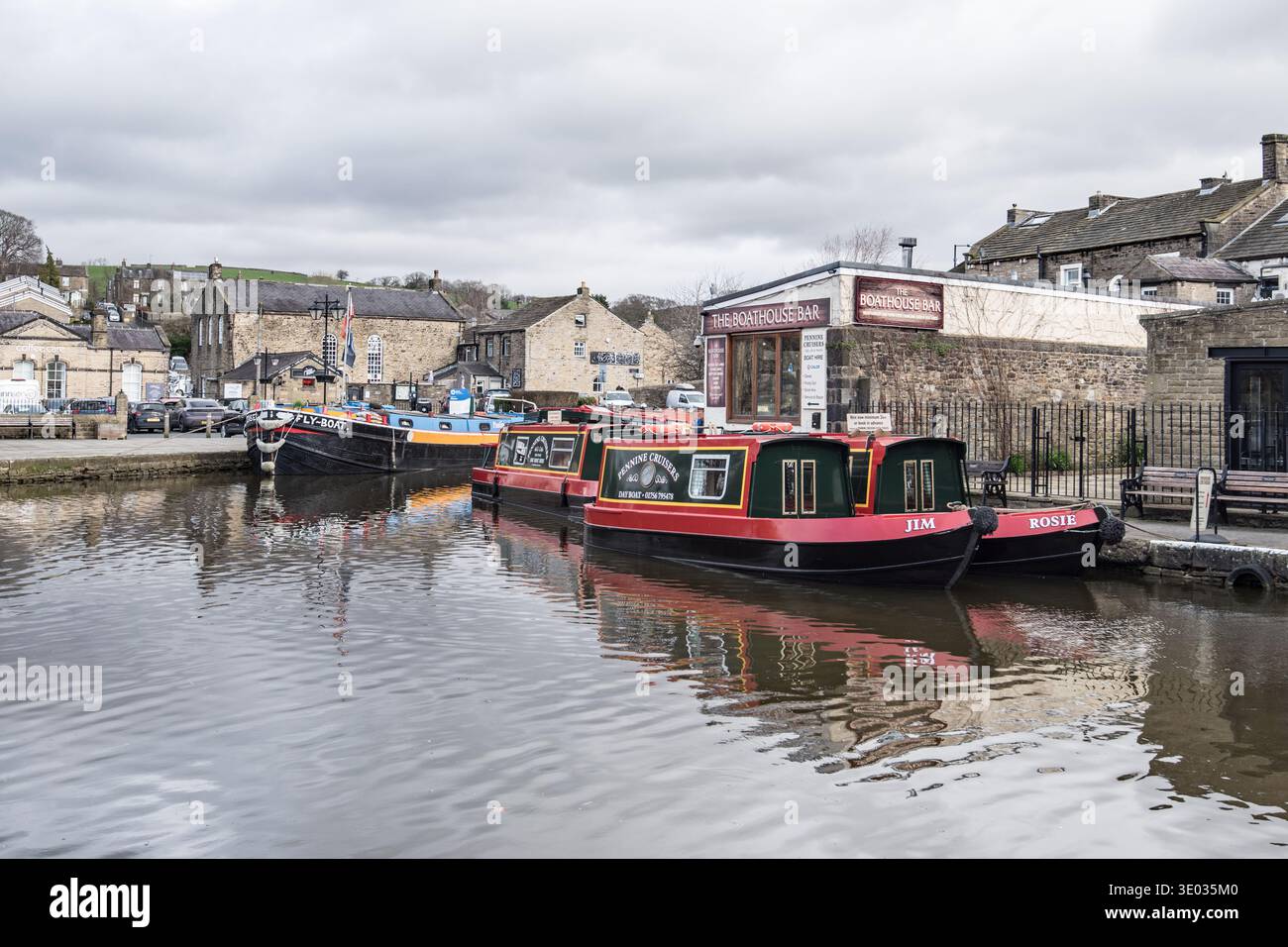 Rosie und Jim sowie das Flyboat parkten am Kanalbecken in der Marktstadt Skipton in North Yorkshire (Leeds & Liverpool Canal). Stockfoto