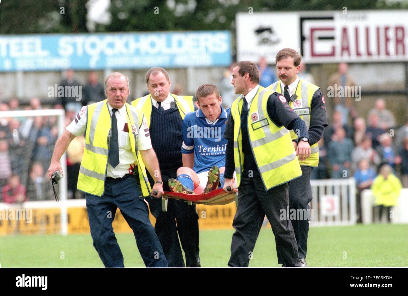 Shrewsbury Town Captain Dave Walton wurde verletzt weggebracht. Shrewsbury Town gegen Notts County in der Gay Meadow am 20. September 1997. Foto von Sam Bagnall. Stockfoto