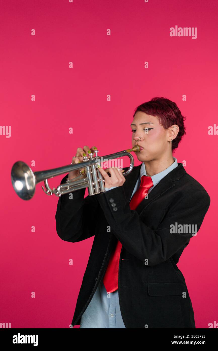 Eine Person, die Blechtrompete spielt und Musik spielt Stockfoto
