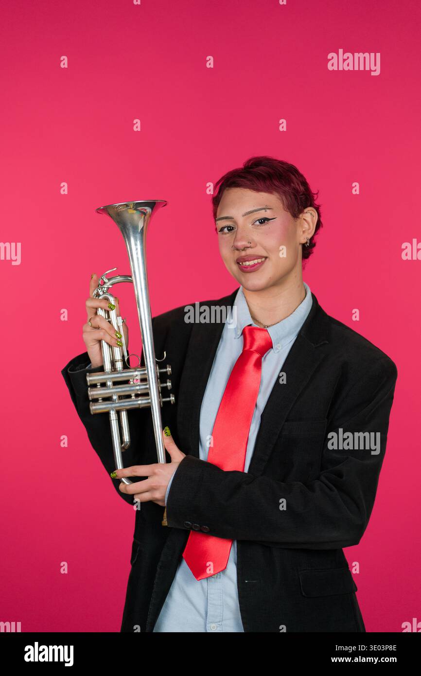 Eine Person mit Trompete, die in der Kamera posiert Stockfoto