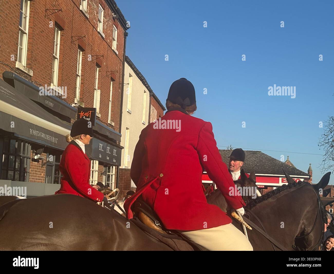 Am 26. Dezember 2025 treffen sich Bawtry Grove & Rufford Hunt in tradtionalen roten Jagdpinken und schwarzen Reithüten für den Boxtag in der Stadt. - Smartphone-aufgenommenes Stockfoto