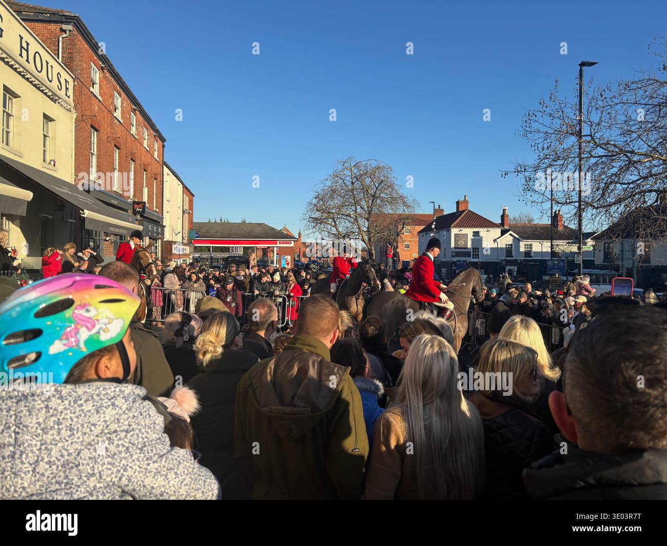 Die Zuschauer treffen sich in bawtry South Yorkshire, um die Traditional Grove und Rufford Hunt Boxing Day zu beobachten, die Bawtry South Yorkshire DN10 treffen - Smartphone-aufgenommenes Stockfoto