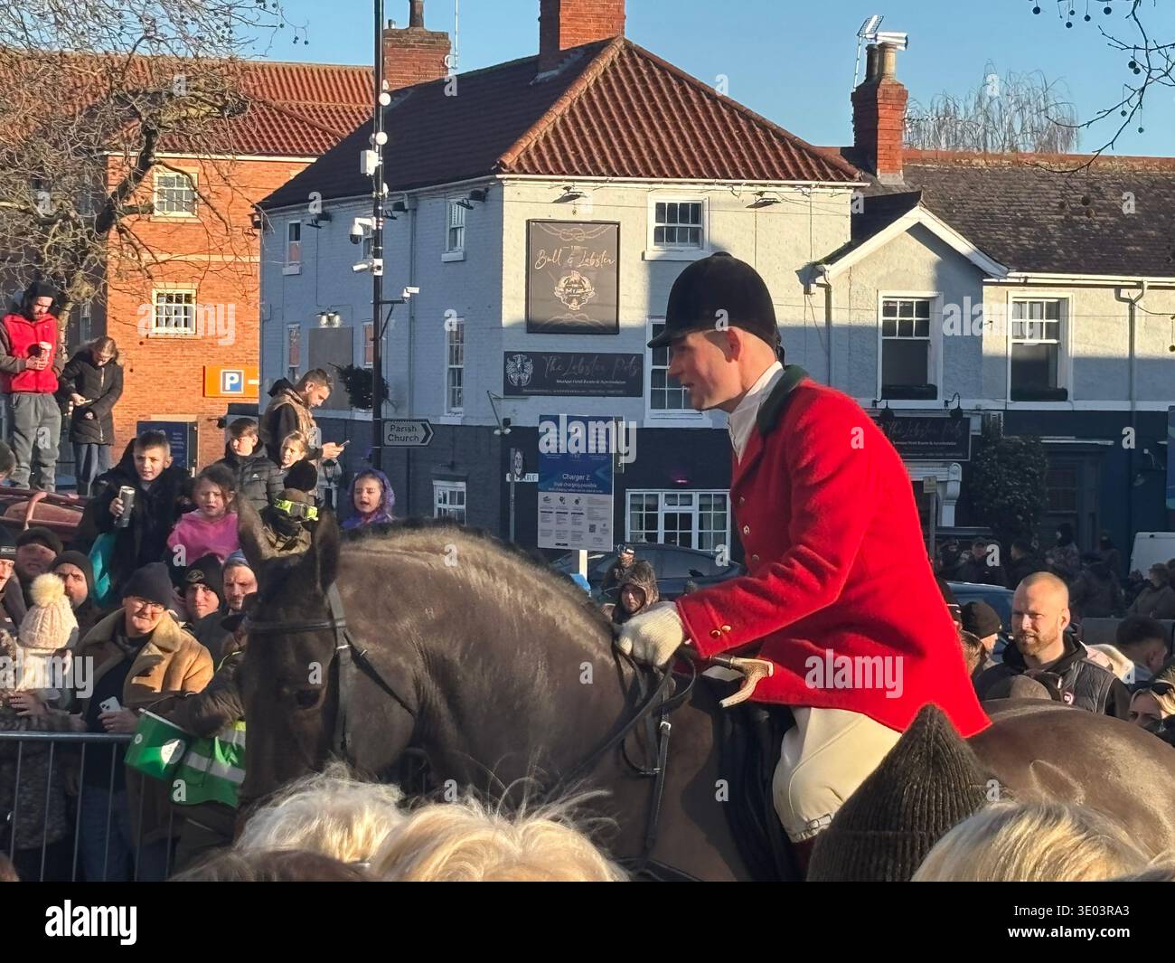 Joint Masters of the Hunt mit weiblichen und männlichen Reitern in tradtionalen roten Jagdjacken und weißen Hosen versammeln sich vorne auf dem Pferd. DN10 Stockfoto