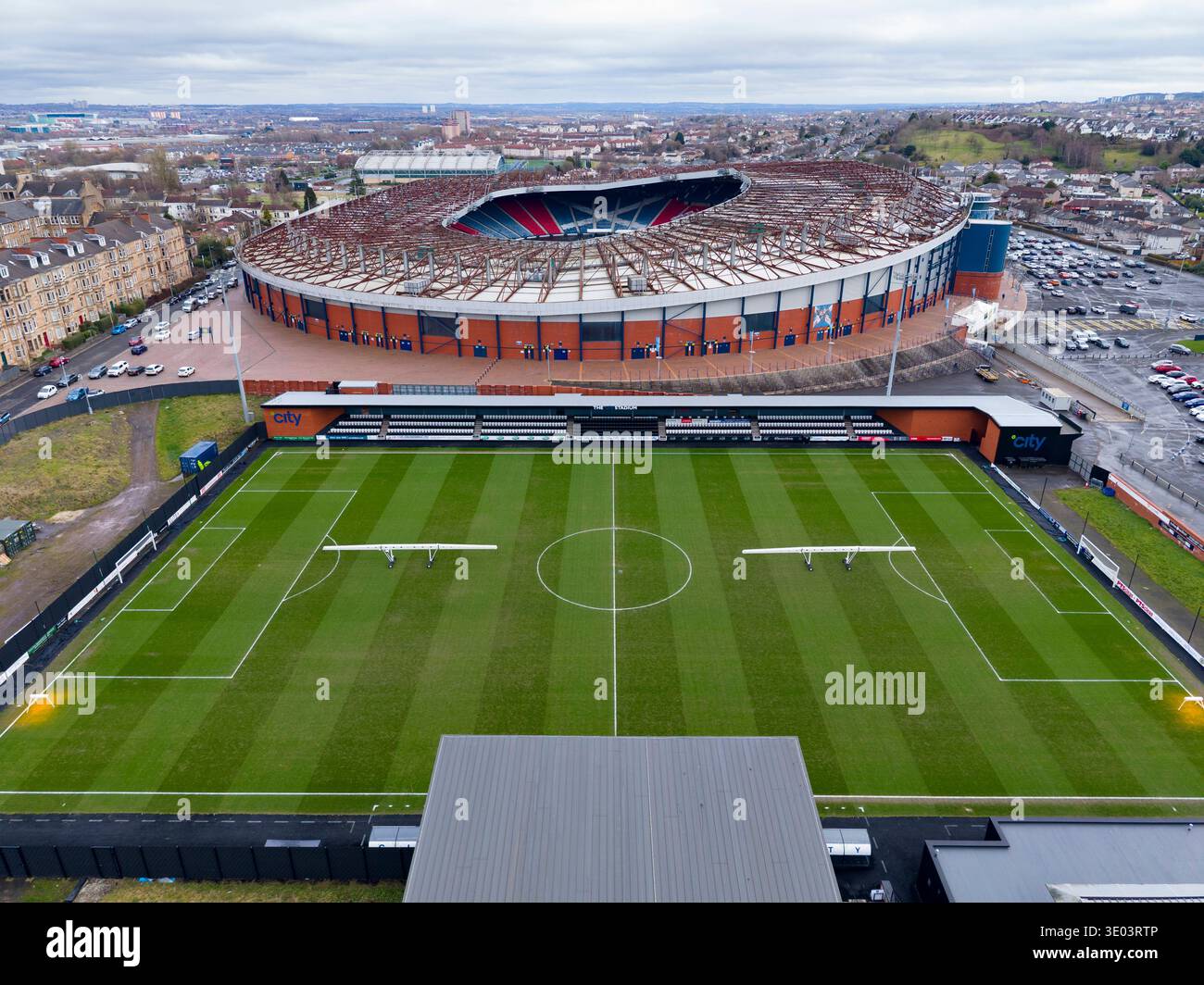Aus der Vogelperspektive auf den Fußballplatz von Glasgow City und den Hampden Park, das Nationalstadion im hinteren Teil, Glasgow, Schottland, Großbritannien Stockfoto