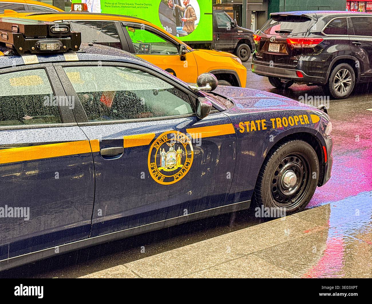 New York, USA - 10. Januar 2026: Seitenansicht eines Streifenwagens der New York State Police, der auf einer Straße in Midtown Manhattan angehalten wurde Stockfoto