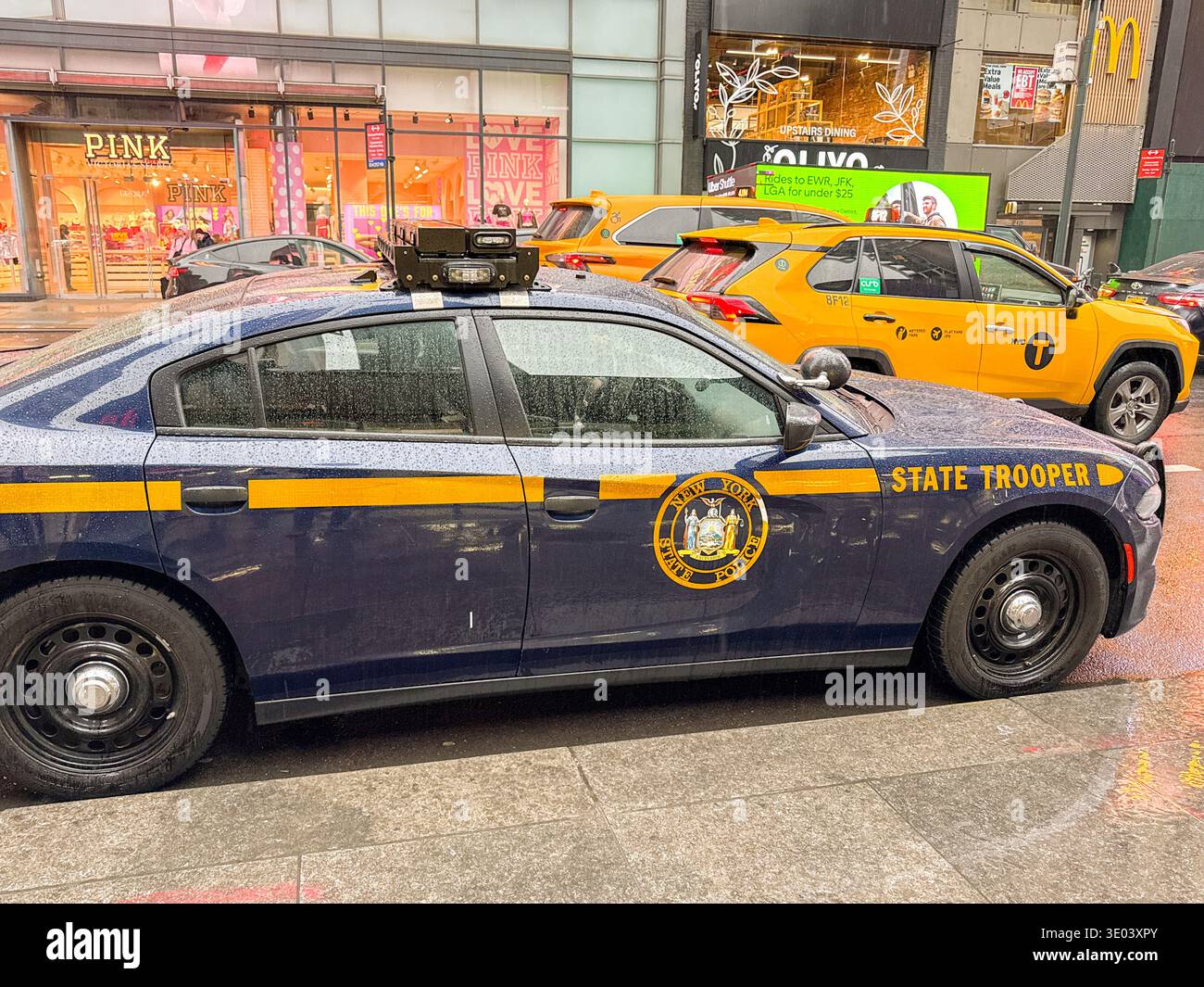 New York, USA - 9. Januar 2026: Seitenansicht eines Streifenwagens der New York State Police, der auf einer Straße in Midtown Manhattan angehalten wurde Stockfoto