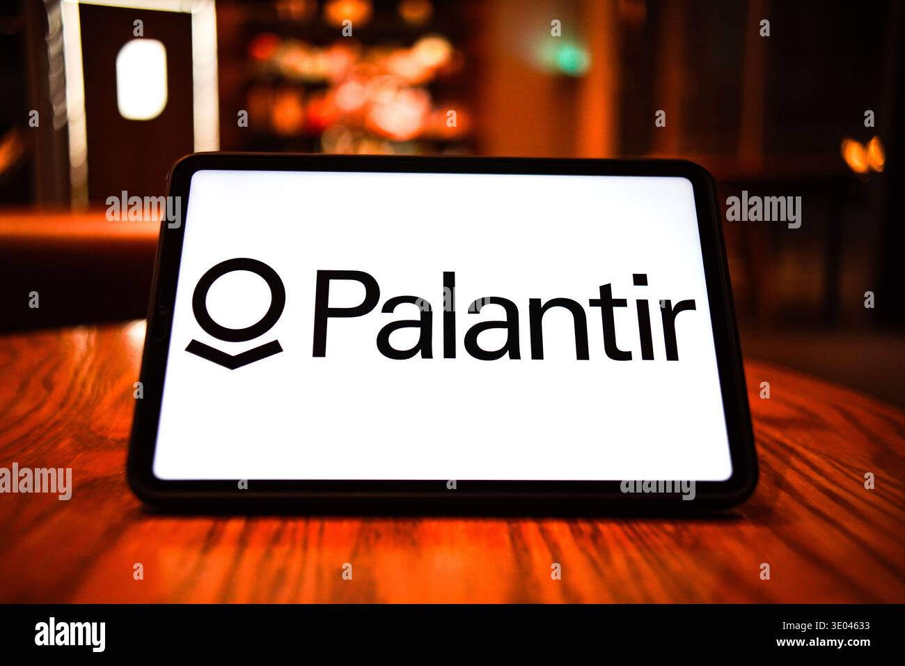 In dieser Abbildung wird das Logo von Palantir Technologies auf dem Bildschirm eines Smart Tablets angezeigt. Stockfoto