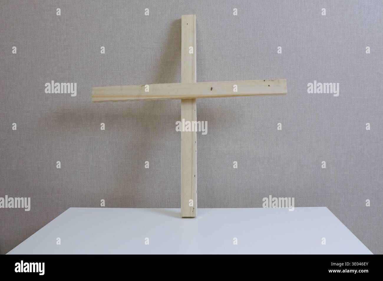 Tischlerei Modell Des Holzkreuzes Gezeigt. Untersuchung Der Holzquermontage In Werkstattumgebung. Entwurfsprüfung Des Holzkreuz-Prototyps Mit Stockfoto