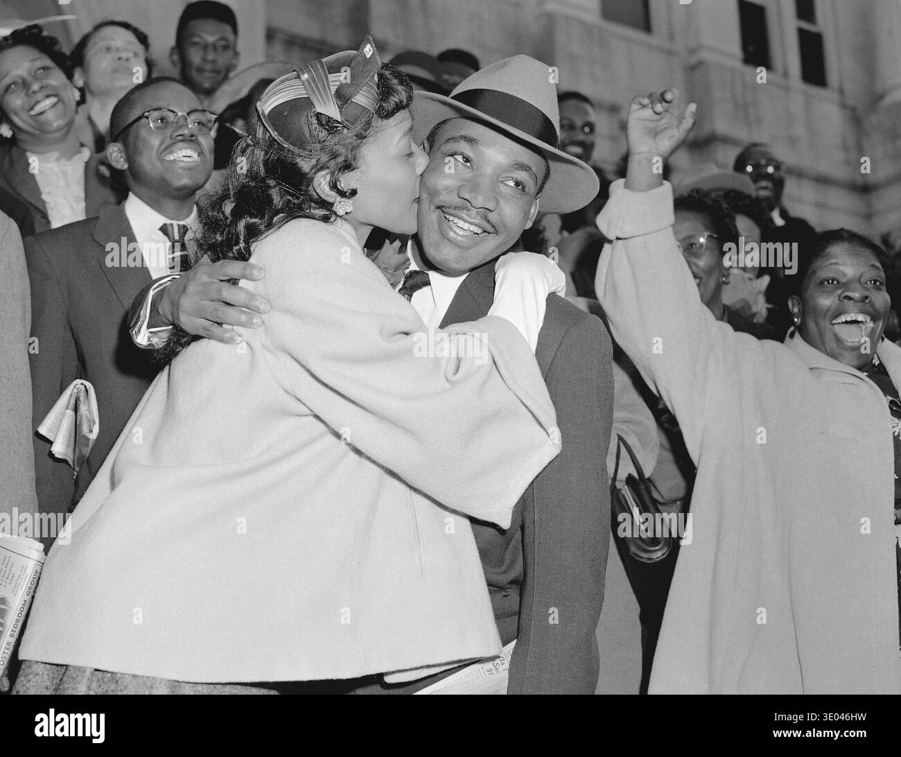 Der Pfarrer Martin Luther King Jr. wird von seiner Frau Coretta nach dem Verlassen des Hofes in Montgomery, Ala., am 22. März 1956 mit einem Kuss begrüßt. King wurde der Verschwörung zur Boykottierung von Stadtbussen für schuldig befunden, doch ein Richter setzte seine Geldstrafe in Höhe von 500 US-Dollar bis zur Berufung aus. Stockfoto