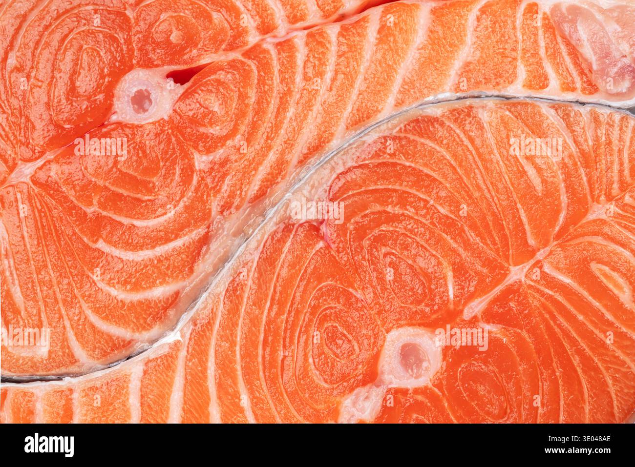 Konsistenz von frischem rohem Lachssteak. Gesunde Meeresfrüchte in Omega-3, ideal zum Kochen. Stockfoto