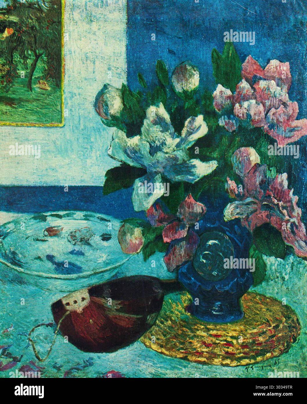 Ein lebendiges Stillleben-Gemälde mit einer blauen Vase gefüllt mit rosa und weißen Blumen, einem dekorativen Teller und einem Ventilator vor blauem Hintergrund Stockfoto