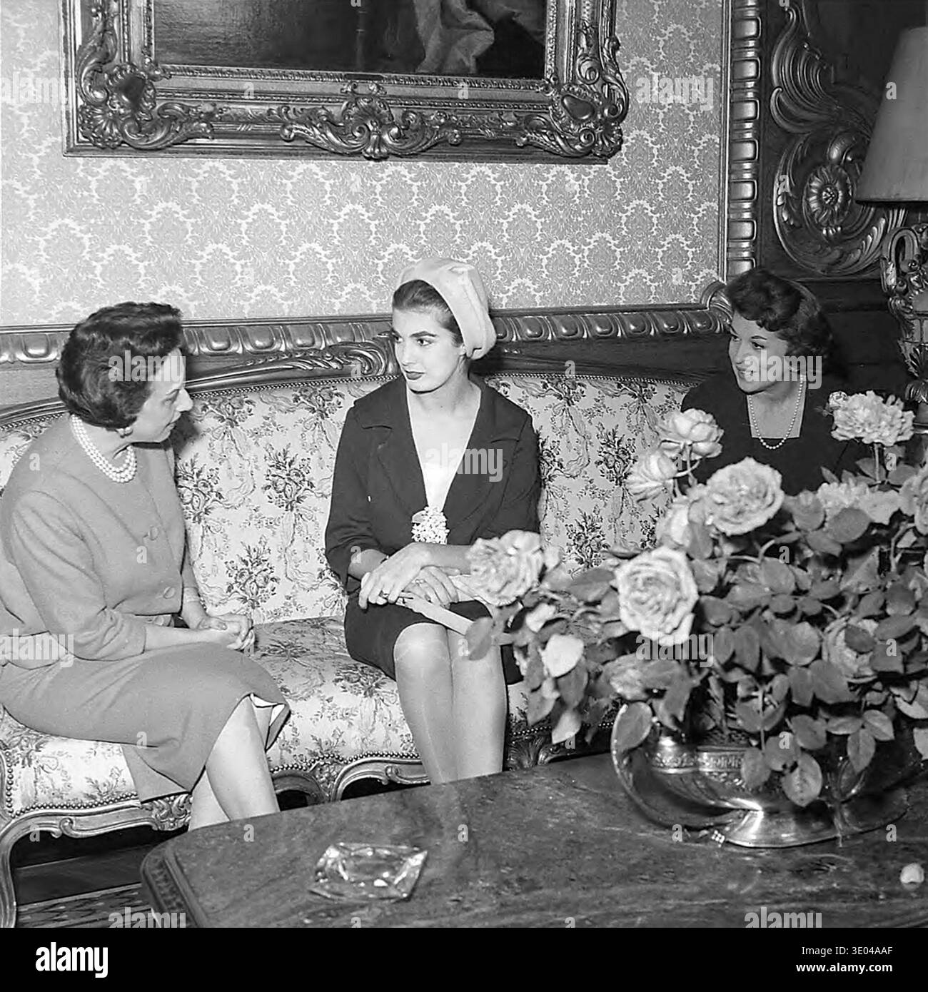 Präsident Juscelino Kubitschek empfängt Miss Brazil 1958 im Palácio Laranjeiras. Das Foto zeigt Juscelino Kubitschek, der Adalgisa Colombo während einer offiziellen Audienz im Palácio Laranjeiras in Rio de Janeiro empfängt. Ebenfalls anwesend ist Sarah Kubitschek. Das Treffen spiegelt die zeremonielle Rolle des brasilianischen Ratsvorsitzes und die öffentliche Anerkennung der Gewinner der nationalen Schönheitswettbewerbe Ende der 1950er Jahre wider Während Kubitscheks Präsidentschaft (1956–1961) erlebte Brasilien eine Phase der Modernisierung und Entwicklung, einschließlich des Baus der neuen Hauptstadt Brasília. Stockfoto