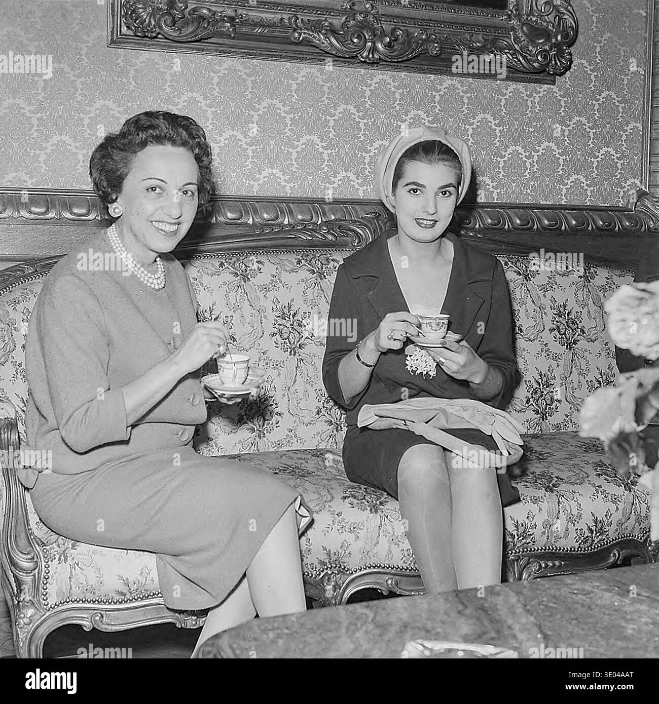 Präsident Juscelino Kubitschek empfängt Miss Brazil 1958 im Palácio Laranjeiras. Das Foto zeigt Juscelino Kubitschek, der Adalgisa Colombo während einer offiziellen Audienz im Palácio Laranjeiras in Rio de Janeiro empfängt. Ebenfalls anwesend ist Sarah Kubitschek. Das Treffen spiegelt die zeremonielle Rolle des brasilianischen Ratsvorsitzes und die öffentliche Anerkennung der Gewinner der nationalen Schönheitswettbewerbe Ende der 1950er Jahre wider Während Kubitscheks Präsidentschaft (1956–1961) erlebte Brasilien eine Phase der Modernisierung und Entwicklung, einschließlich des Baus der neuen Hauptstadt Brasília. Stockfoto