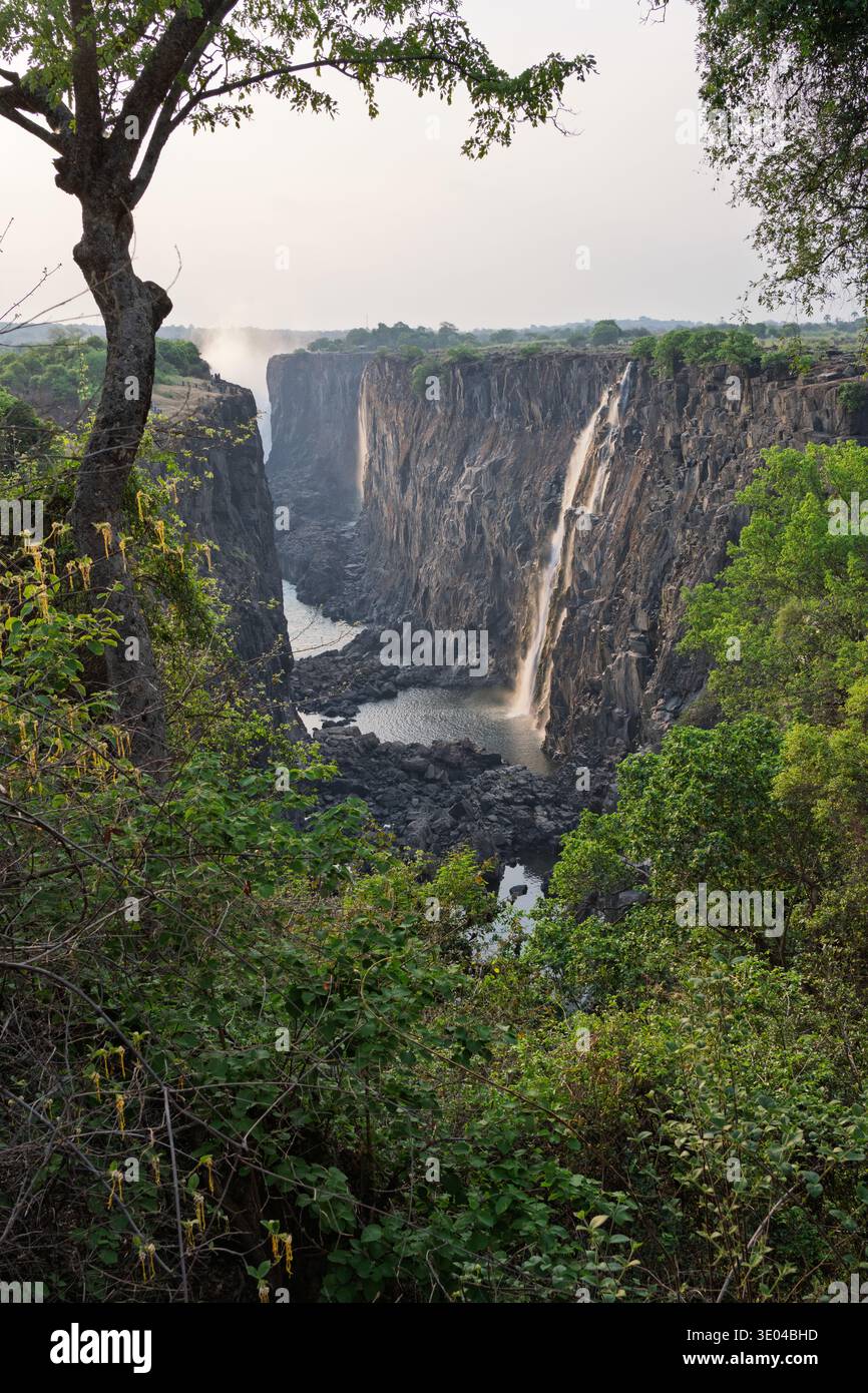 Atemberaubender Blick auf die Victoria Falls von der sambischen Seite, mit Blick auf das üppige Grün und das kaskadierende Wasser dieses berühmten afrikanischen Wahrzeichens in A tran Stockfoto
