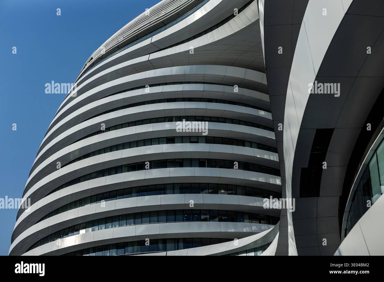 Eine Nahaufnahme des innovativen und futuristischen Galaxy Soho-Komplexes in Peking mit seinem kurvenförmigen architektonischen Design und seinem eleganten weißen Exter Stockfoto