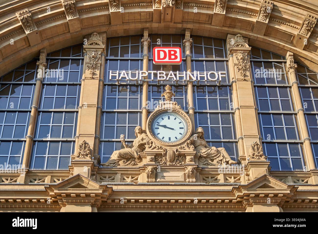 Die prächtige neoklassizistische Fassade des Frankfurter Hauptbahnhofs zeigt raffinierte architektonische Details eines der deutschen... Stockfoto