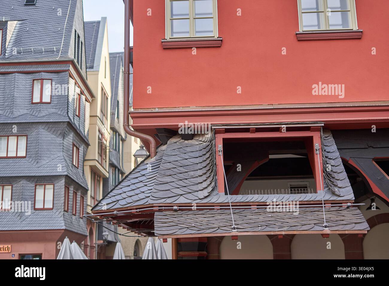 Nahaufnahme der traditionellen deutschen Architektur in Frankfurt, Deutschland, mit historischen Fachwerkhäusern mit markantem Schieferdach... Stockfoto