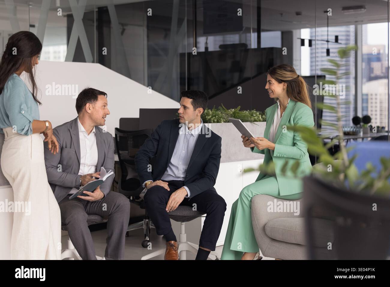 Multiethnische Führungskräfte aus verschiedenen Gruppen treffen sich im Büro zur Diskussion Stockfoto