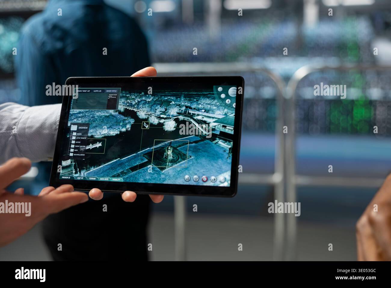 Nahaufnahme eines Ingenieurs, der Geodaten einem Soldaten im Serverraum vorstellt und an militärischen Verteidigungstaktiken und High-Tech-Ausrüstung arbeitet. Das Personal des militärischen Rechenzentrums sorgt für die nationale Sicherheit. Stockfoto