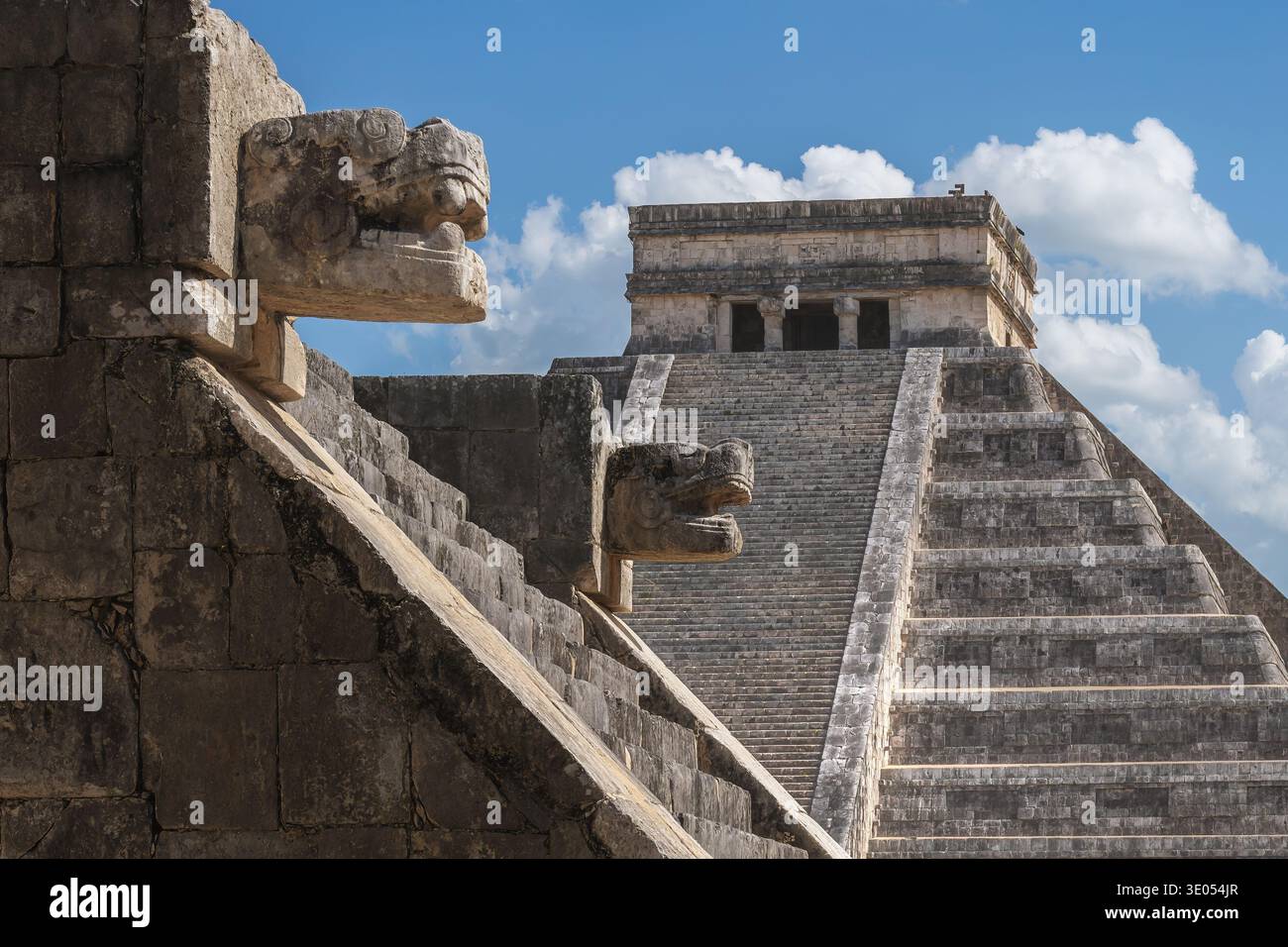 Venus-Plattform und Pyramidentempel von Kukulcan (El Castillo) - Chichen Itza, Yucatan, Mexiko Stockfoto
