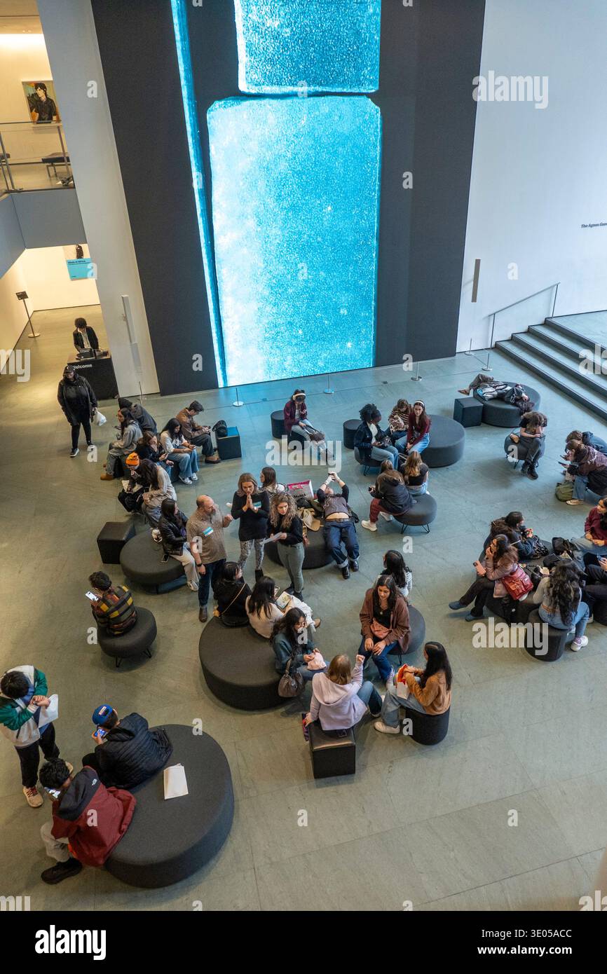 Refik Anadols digitales Kunstwerk „unbeaufsichtigt“ ist eine künstliche Intelligenz-Medieninstallation im Museum of Modern Art, 2026, NYC, USA Stockfoto