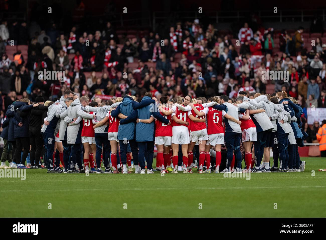 Emirates Stadium, London, Großbritannien – 6. Februar 2026: Arsenal-Frauen-Spieler und -Trainer treffen sich nach dem WSL-Spiel Stockfoto