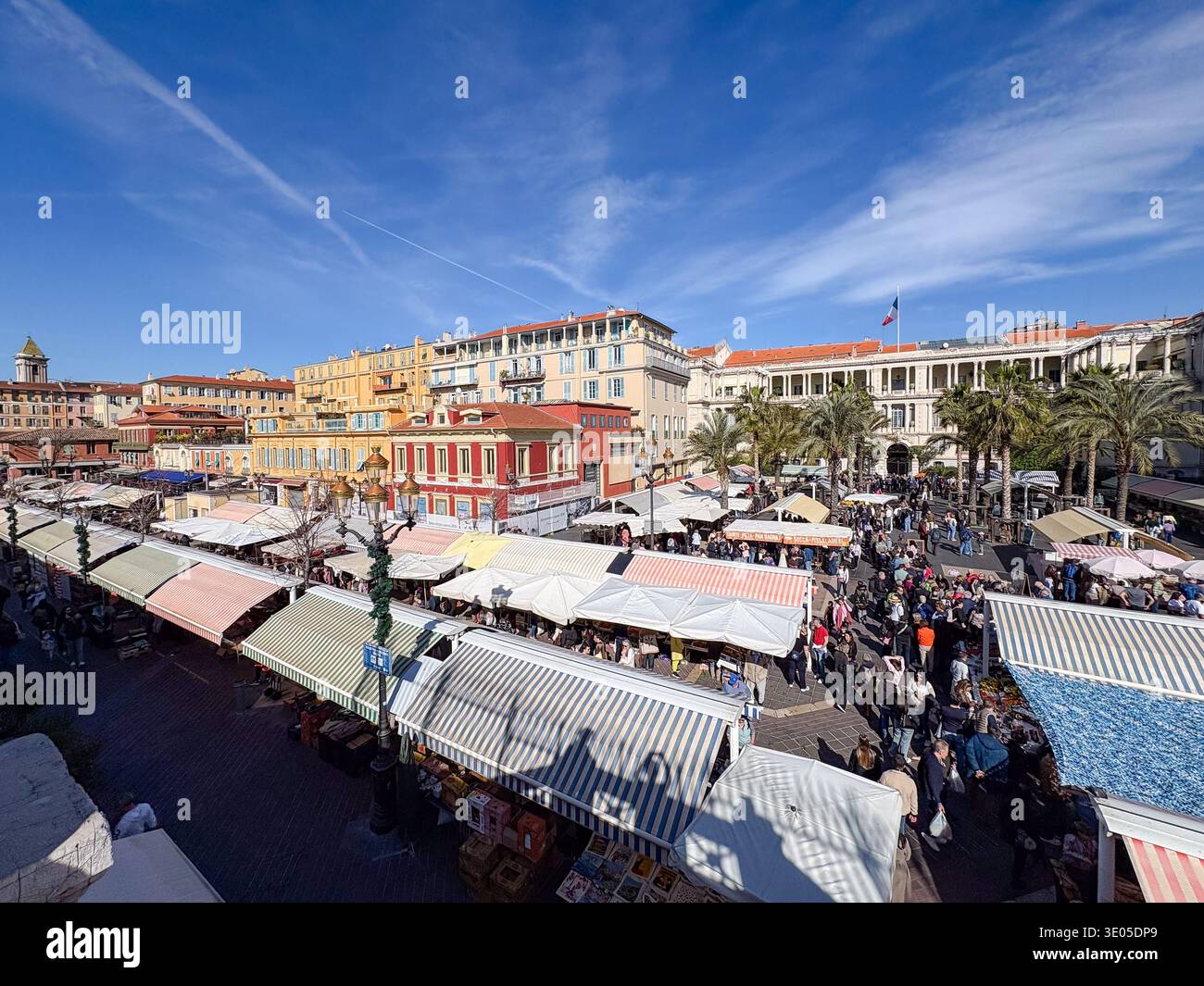 Cours Saleya Markt. Marché aux Fleurs Nizza. Freiluftmarkt in der Altstadt von Nizza, Frankreich, mit Ständen und Architektur. Stockfoto