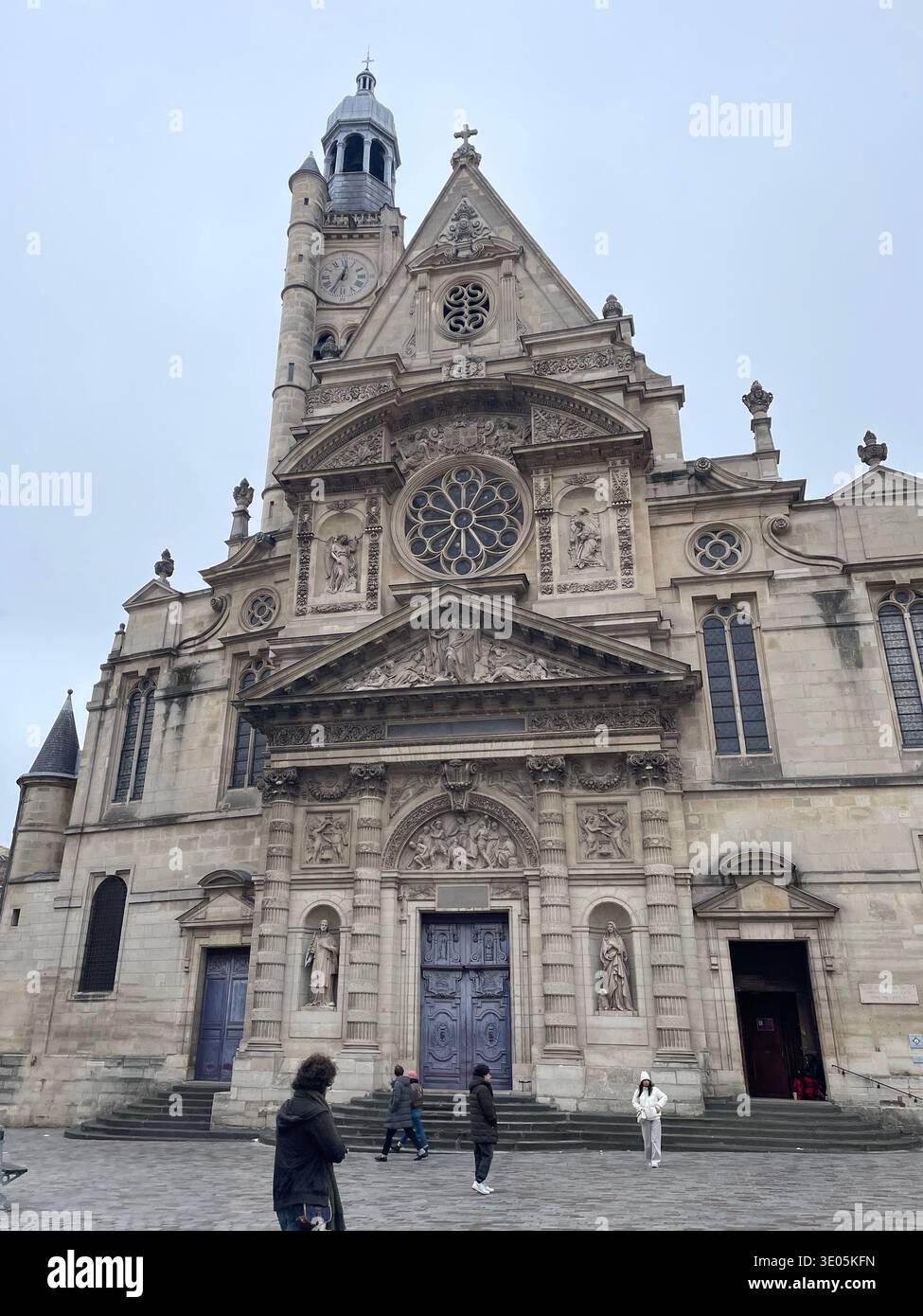 Paris, Frankreich. Außenansicht der mittelalterlichen Eglise Saint-Etienne-du-Mont - Smartphone-aufgenommenes Stockfoto