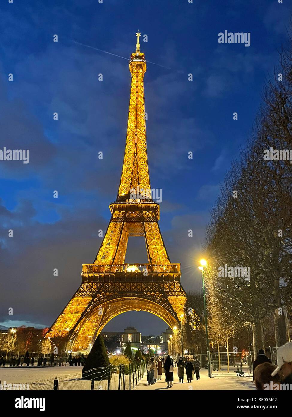 Paris, Frankreich. Blick auf den Eiffelturm bei Nacht beleuchtet. - Smartphone-aufgenommenes Stockfoto
