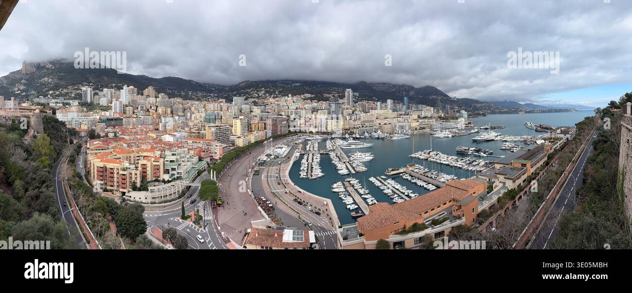 Port Hercule, Hafen Von Monaco. Panoramablick auf den Tiefwasserhafen, Luxusyachten und die Skyline von Monte Carlo vom Felsen von Monaco. Stockfoto