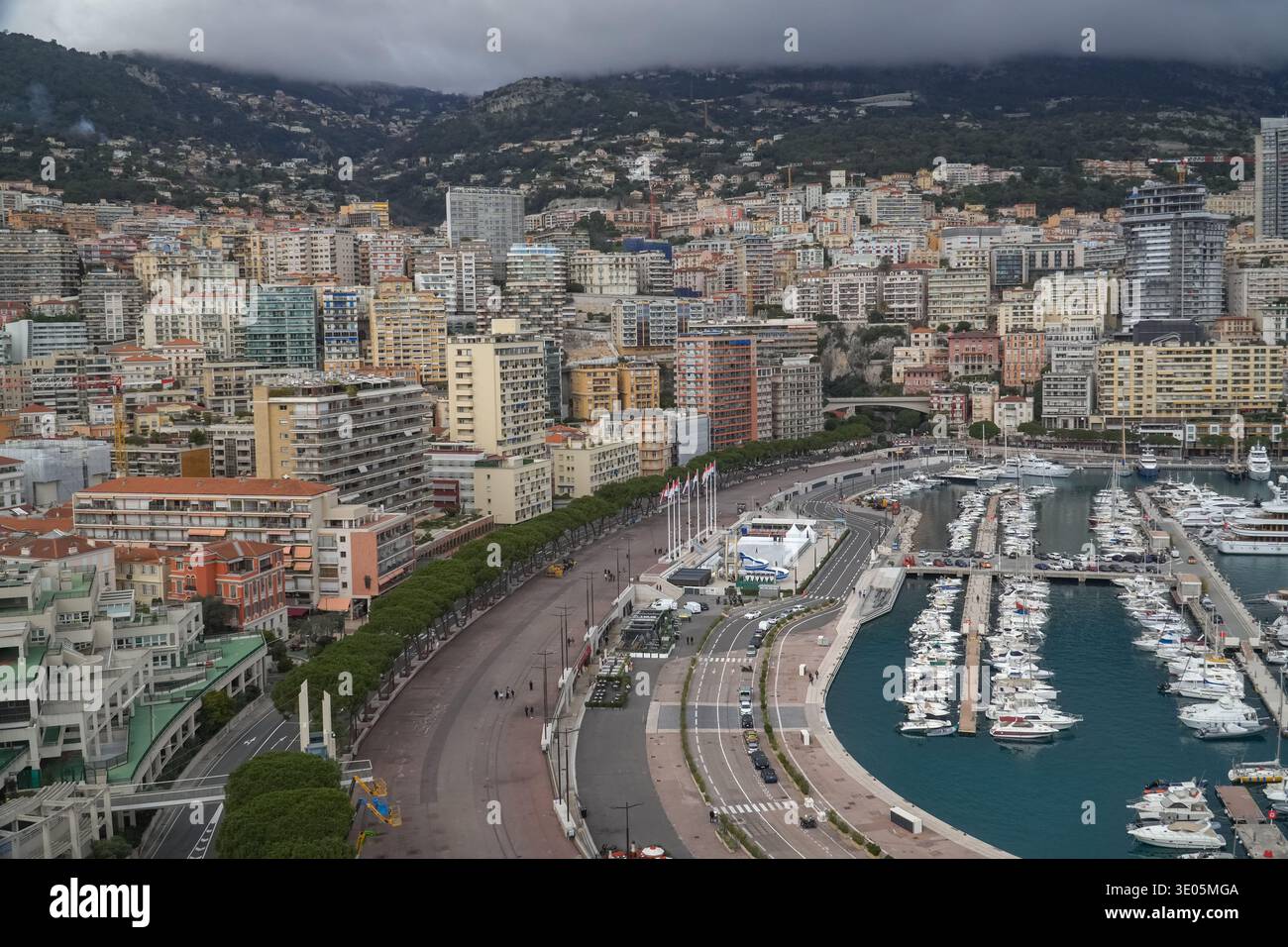 Ikonischer Blick aus der Vogelperspektive auf den Hafen von Port Hercule, Luxusyachten und die Skyline von Monte Carlo vom Aussichtspunkt Place du Palais in Monaco, Frankreich. Stockfoto
