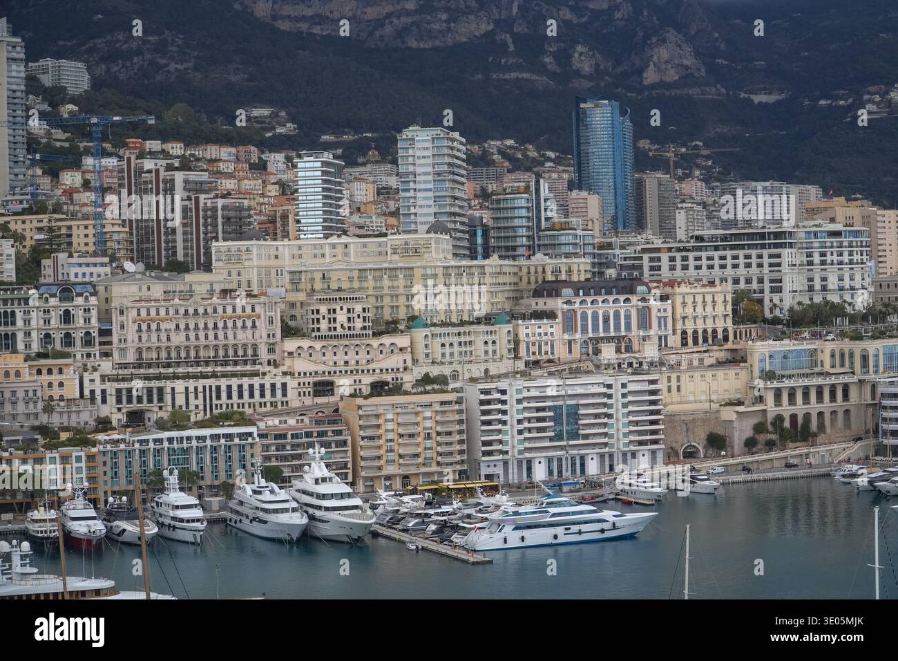 Panoramablick auf den Hafen von Port Hercule, Luxusyachten und die dichte Skyline von Monte Carlo vom Place du Palais Lookout, Monaco, französische Riviera. Stockfoto