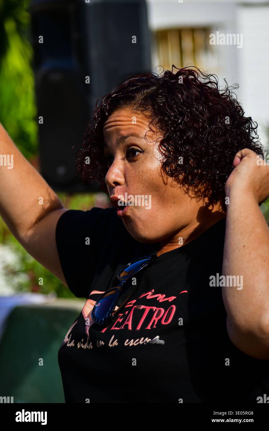 Die Kraft des gesprochenen Wortes: Ein Deklarimer gießt ihre Seele in ihre Aufführung während der Feierlichkeiten zum kubanischen Kulturtag in Ciego de Ávila. Durch Precise Stockfoto