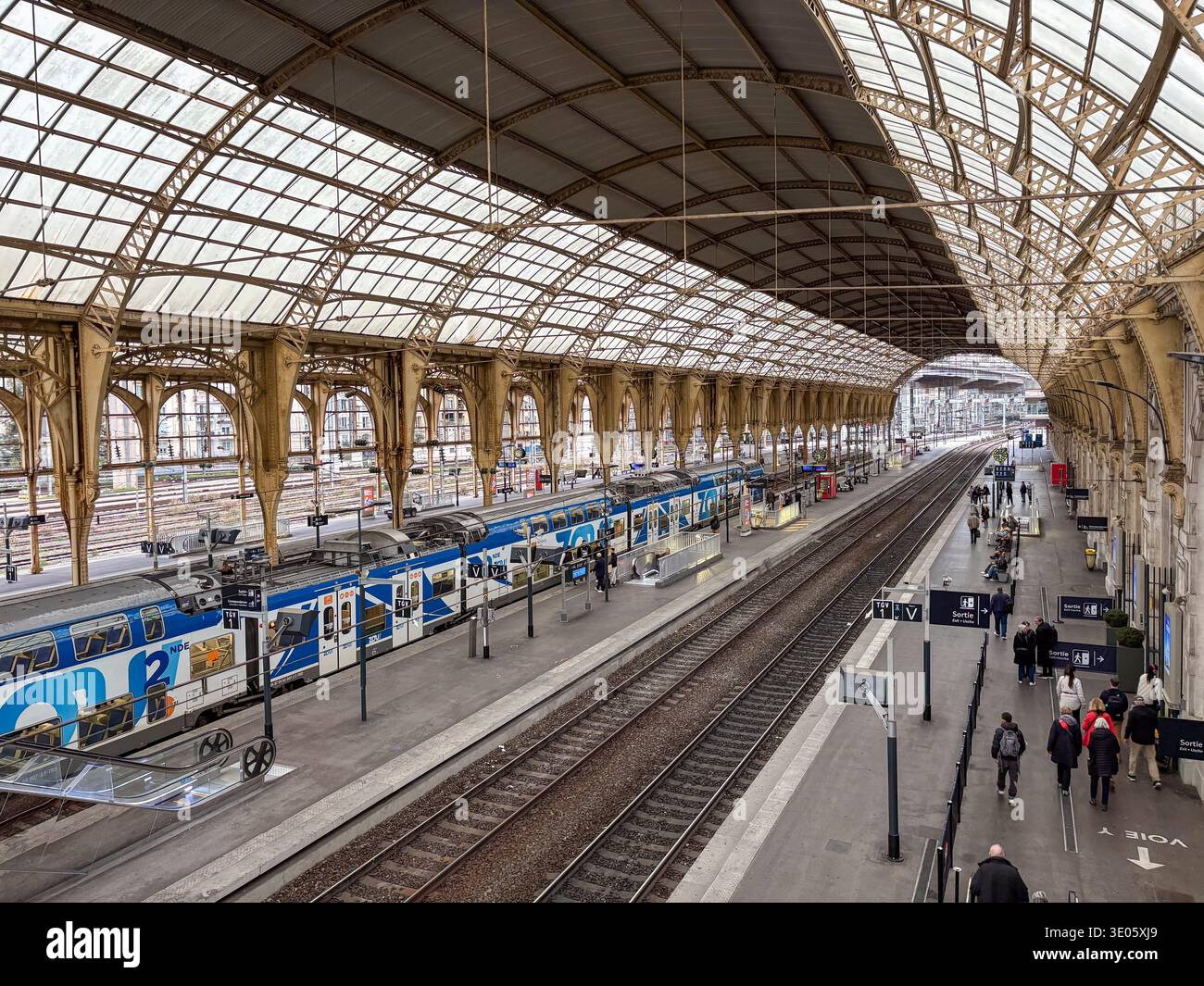 Gare de Nice-Ville. Nizza, Frankreich. Im Stil des Louis XIII. Jahrhunderts errichtete Zugschuppen mit Dach und kunstvoll verziertem Eisen, auf dem Passagiere auf TER-Zügen warten. Stockfoto