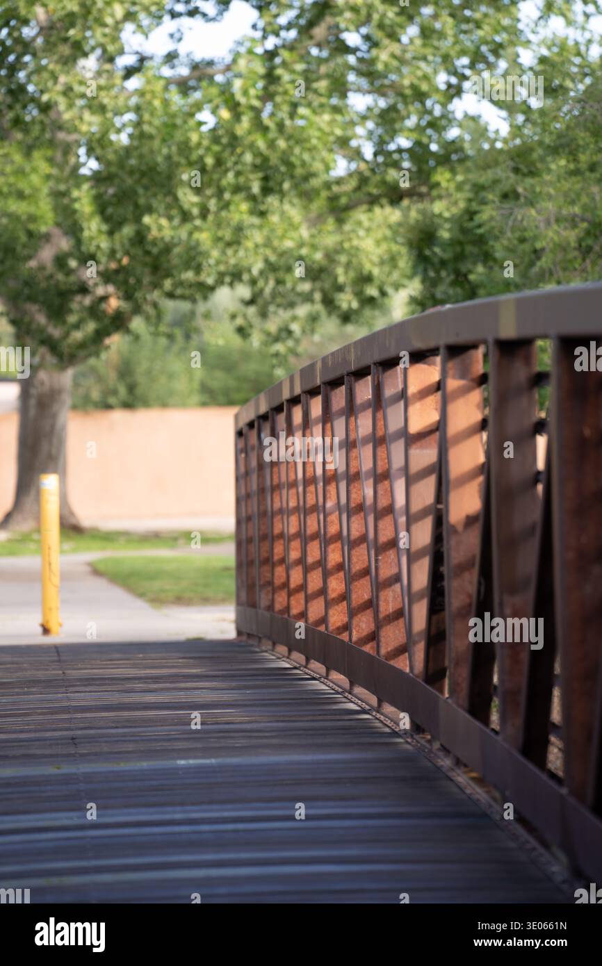 Fußweg oder Brücke über den Fluss auf Pfad in der Innenstadt von santa fe New mexico Schatten auf Geländerbäume im Hintergrund vertikaler Stadtwanderweg auf dem Fluss Stockfoto