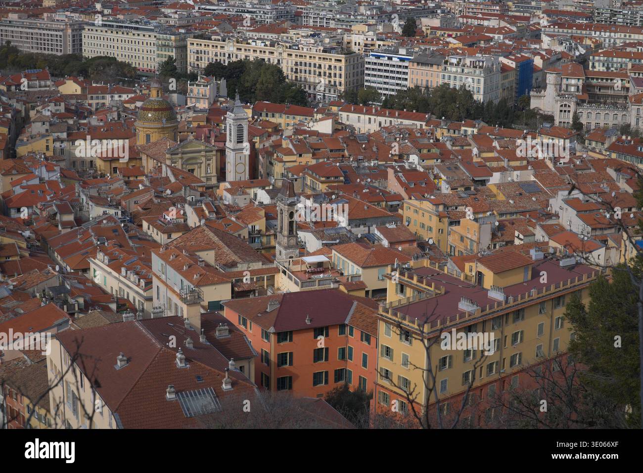 Panoramablick auf Vieux Nice Dächer, Nizza, Frankreich. Dichte Pastellgebäude und Terrakottafliesen, die charakteristisch für die Altstadt sind. Stockfoto