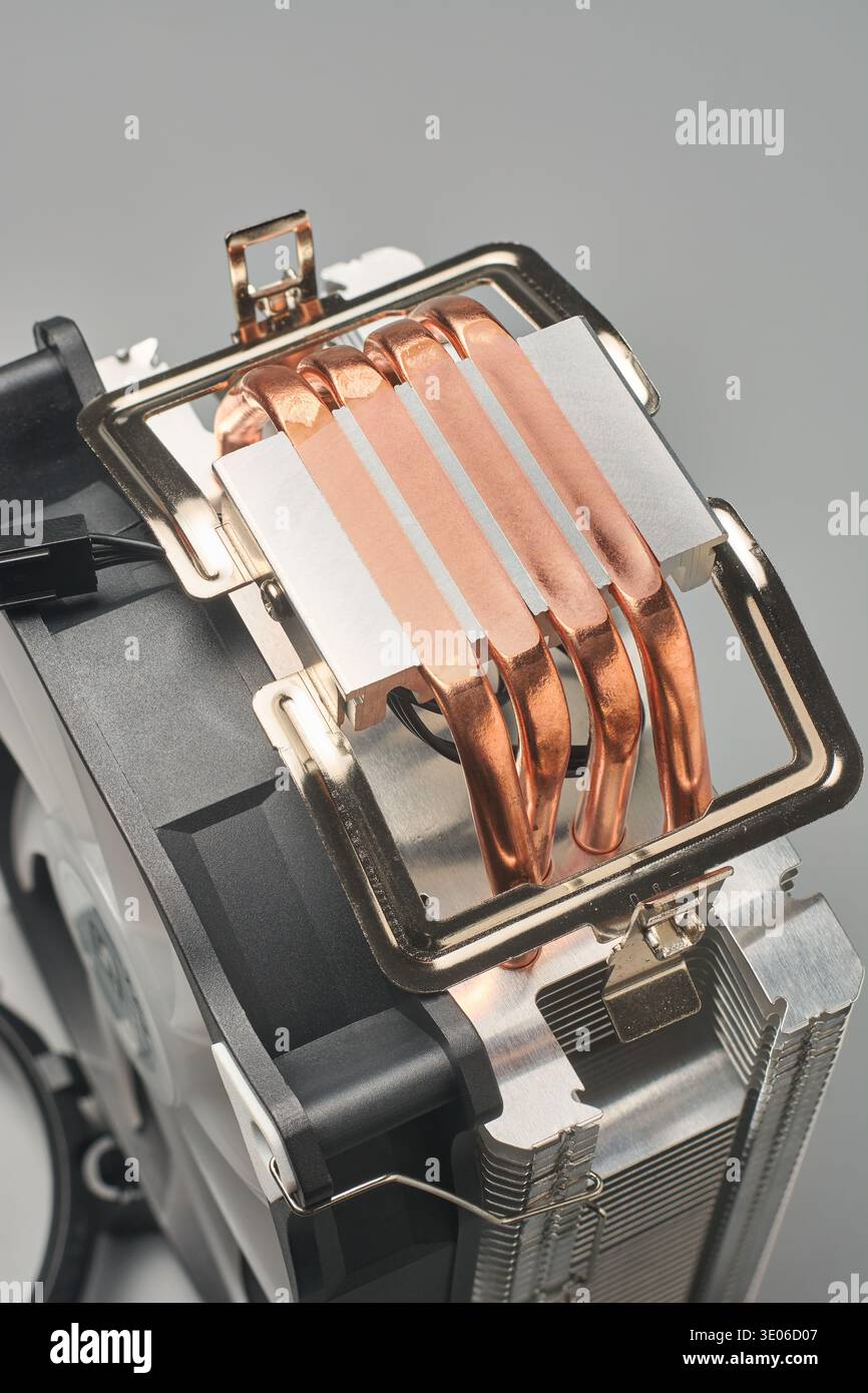 Kühlersockel mit metallischem cpu-Tower-Typ, isolierter grauer Hintergrund, vier freiliegende Kupferwärmeleitungen und silberne Aluminiumlamellen mit Montagehalterung und schwarz Stockfoto