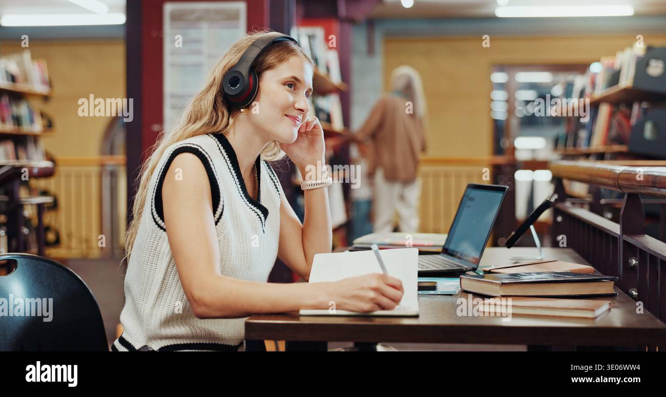 Schüler, Frau und Schreibkraft in Bibliothek mit Kopfhörern, Laptop und Musik-Playlist für das englischstudium. Person, Denken und Audiotechnik an der Universität Stockfoto