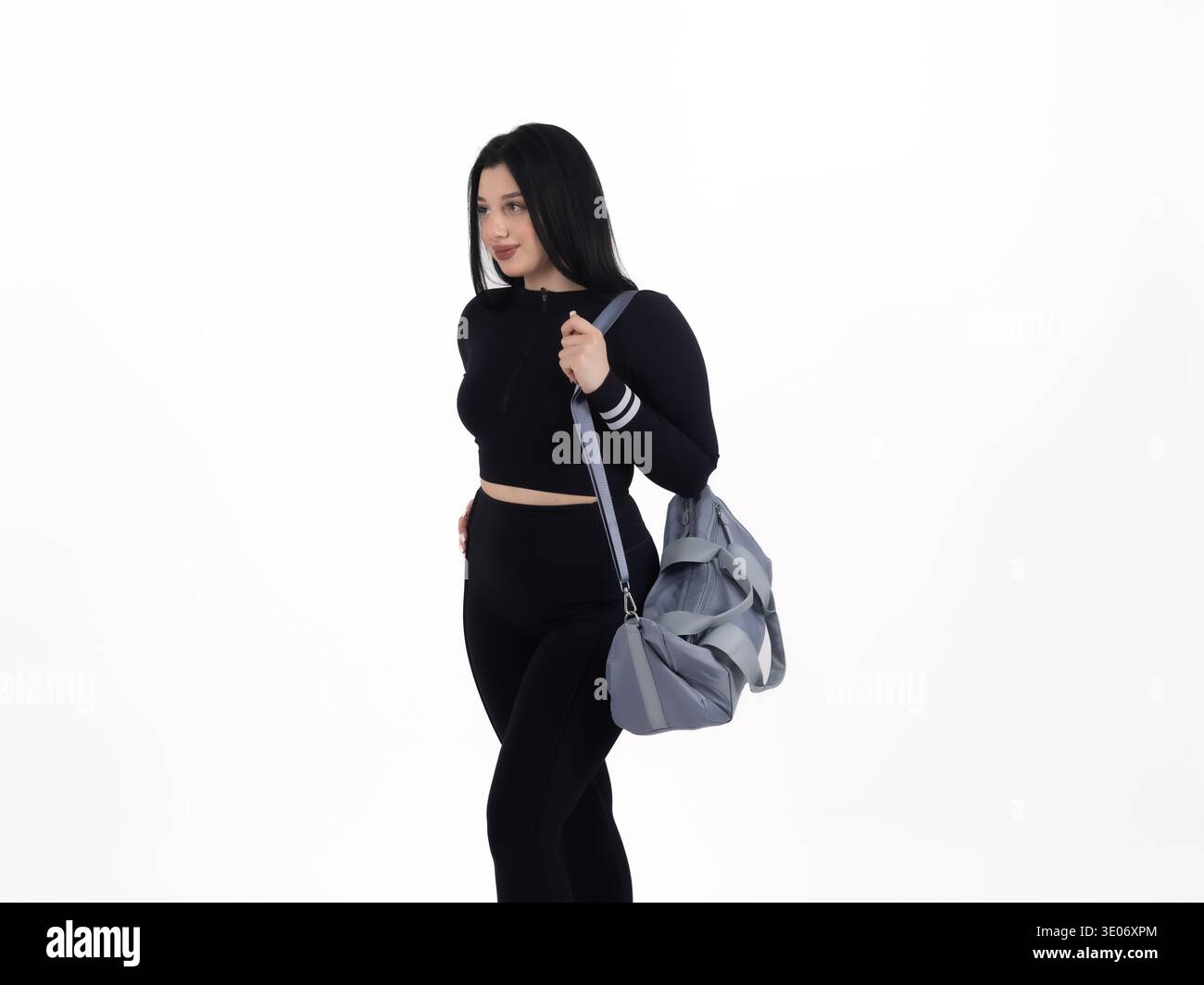 Frau in schwarzer Trainingskleidung, die eine Tasche trägt Stockfoto