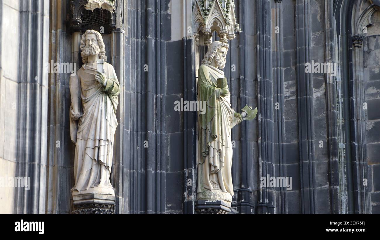 Der Kölner Dom und die Hohenzollernbrücke, mit Details der heiligen Statuen am Domeingang, Deutschland Stockfoto
