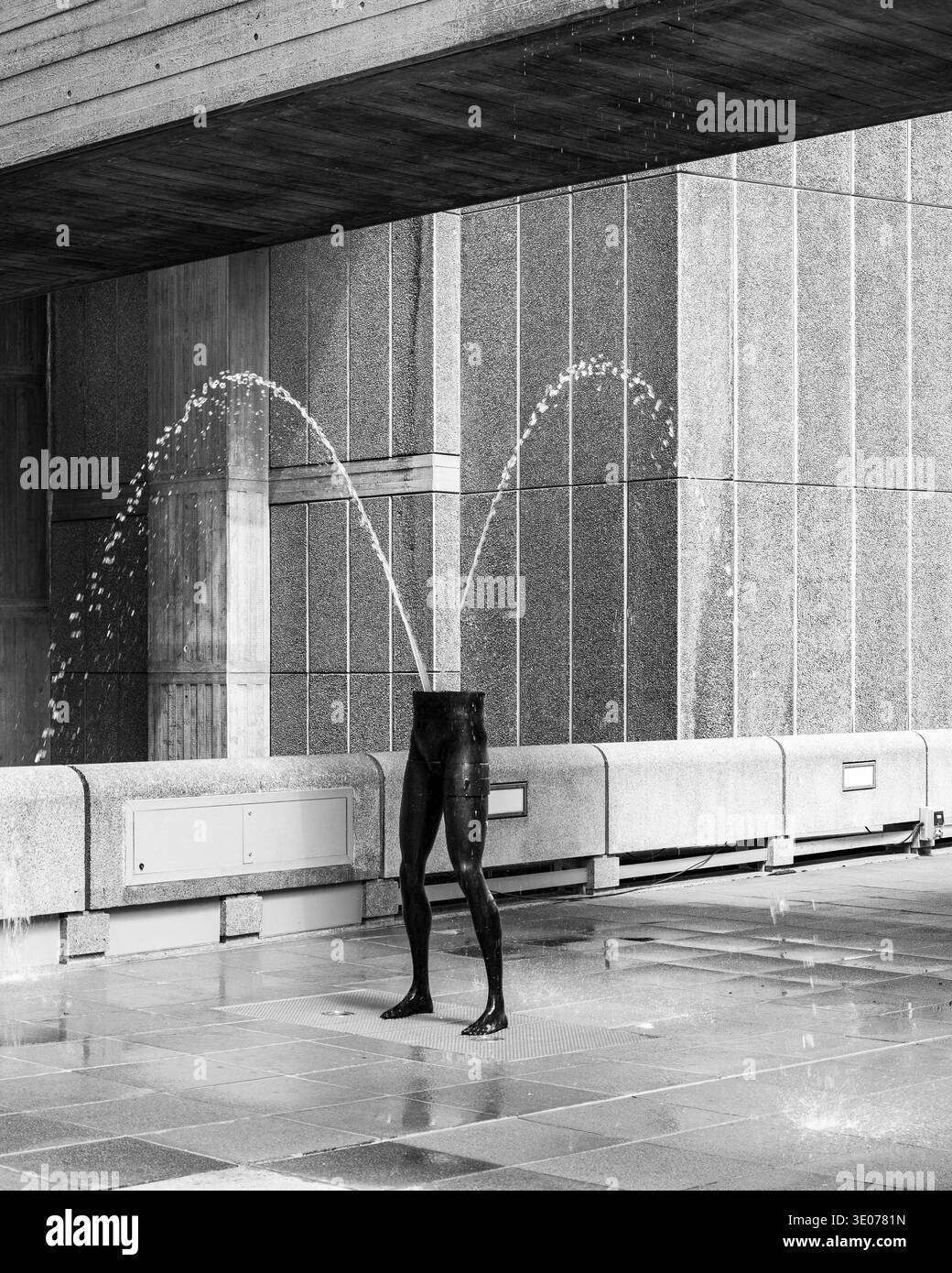 London - 07 09 2022: Eine Skulptur ohne Kopf steht auf einer Betonoberfläche. Wasser strömt von seinen Beinen und erzeugt einen Brunneneffekt. Die Einstellung umfasst Stockfoto