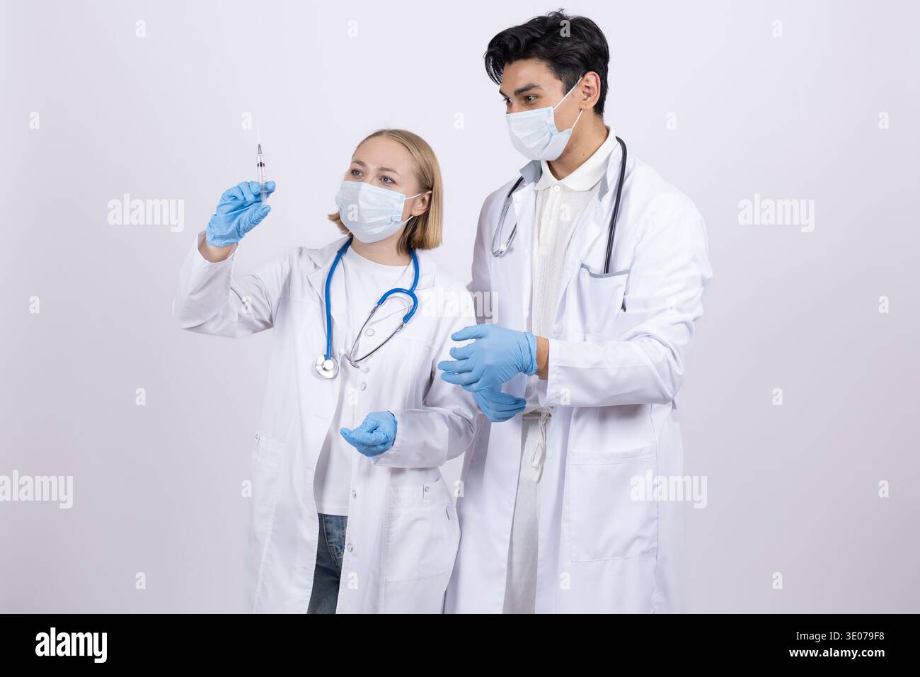 Ärztin und Ärztin diskutieren medizinische Unterlagen Stockfoto